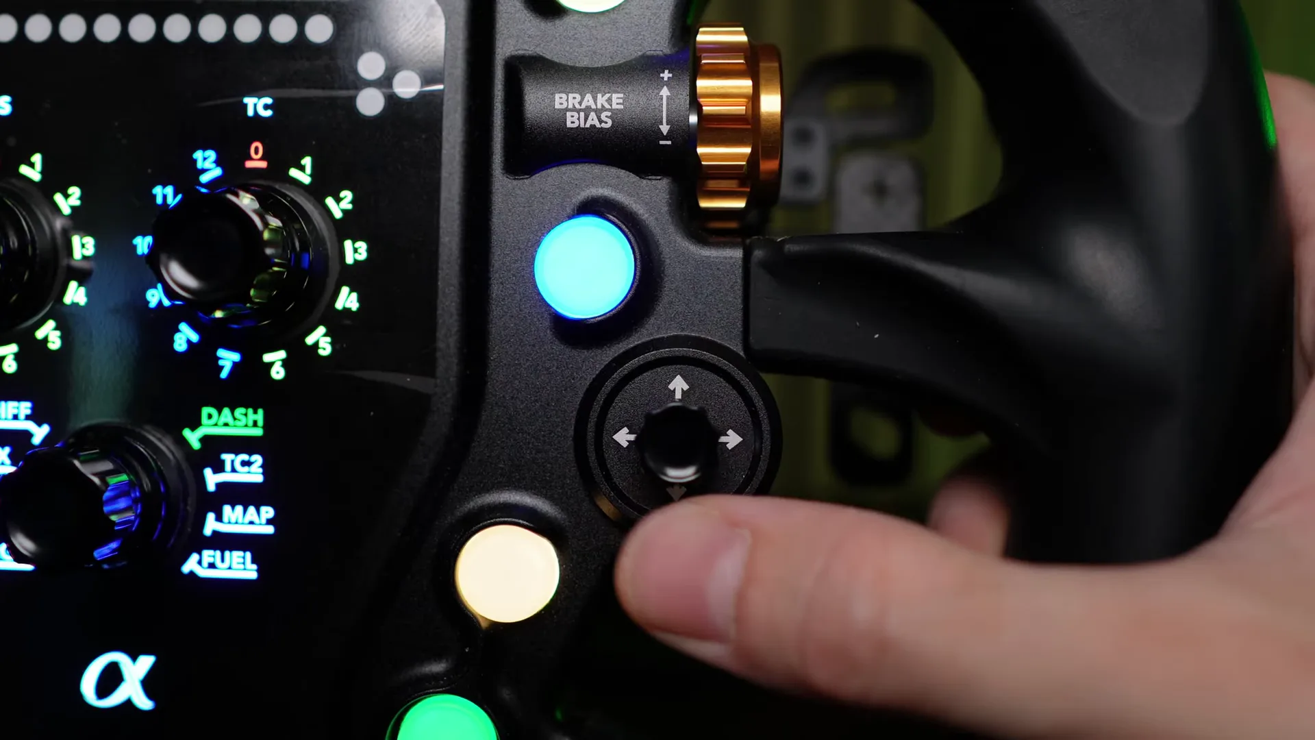 Le funky switch droit, sous la molette BRAKE BIAS : la main reste sur la poignée, tout tombe sous le pouce.