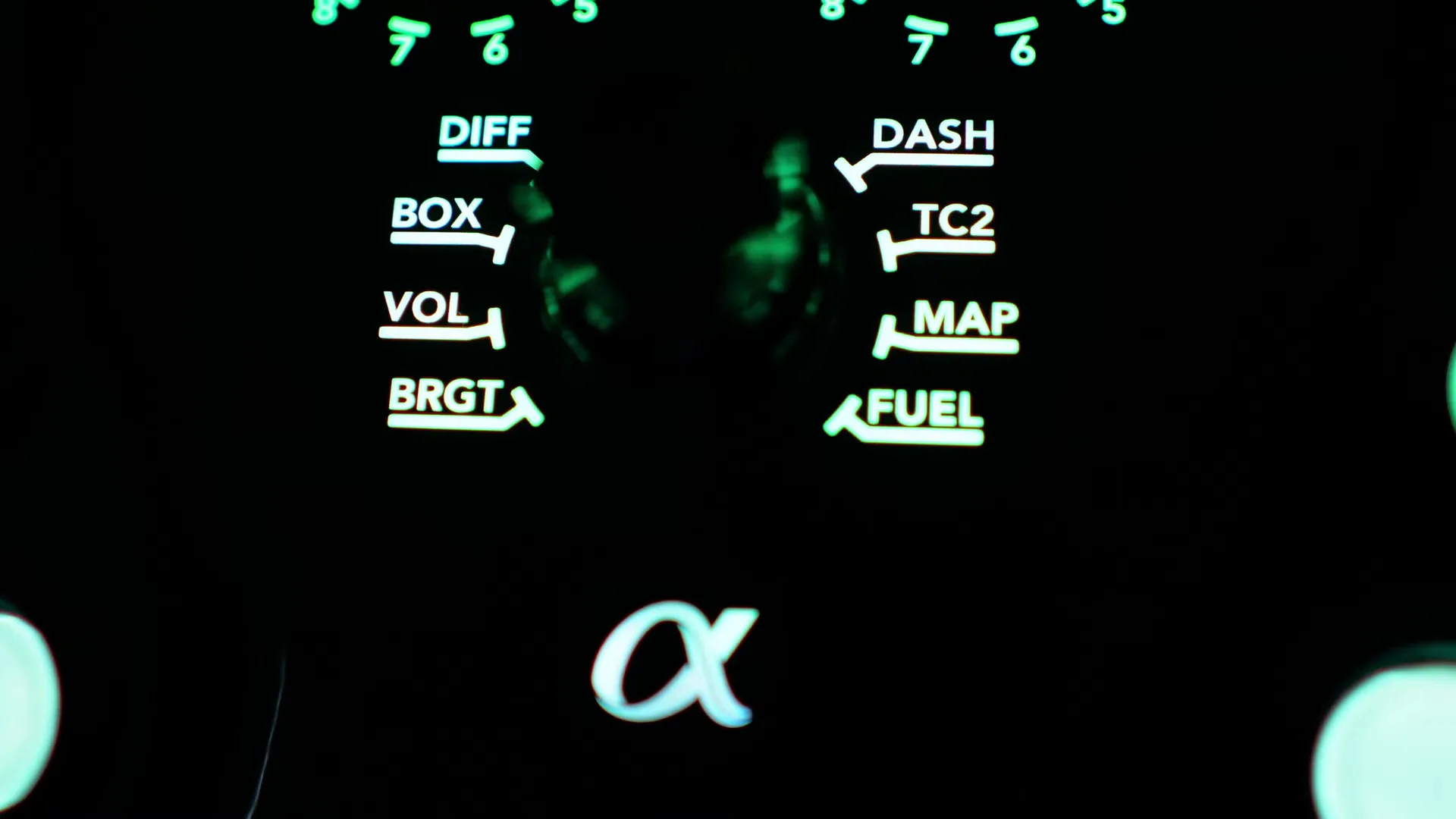 Coloré et lisible, mais ces huit étiquettes sont posées d'usine sur la version standard : impossible d'y mettre vos propres fonctions.