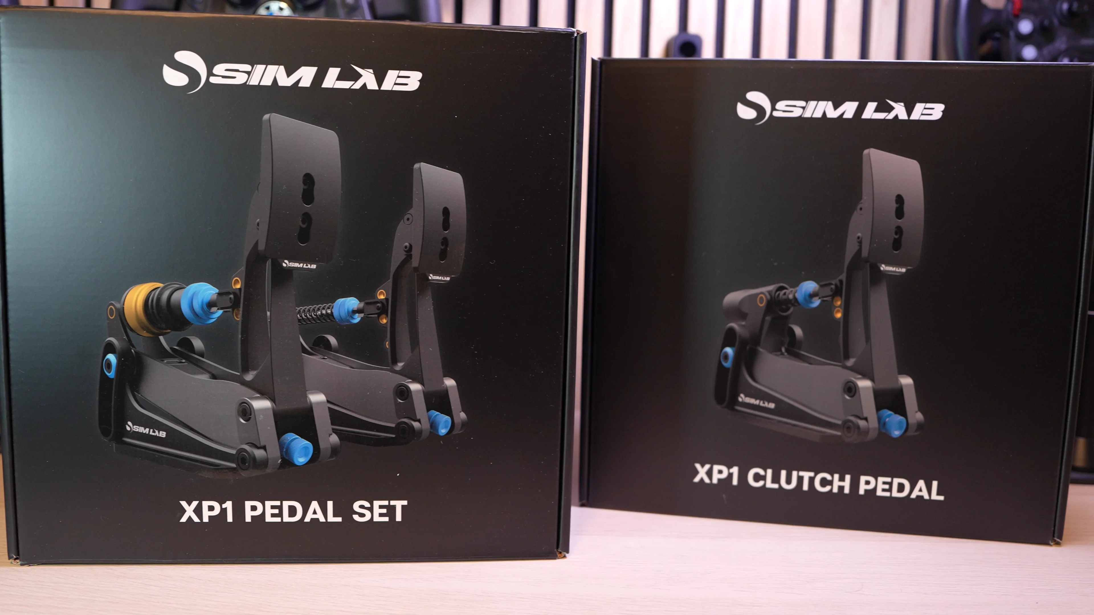 Les deux boîtes SimLab XP1 : Pedal Set et Clutch Pedal