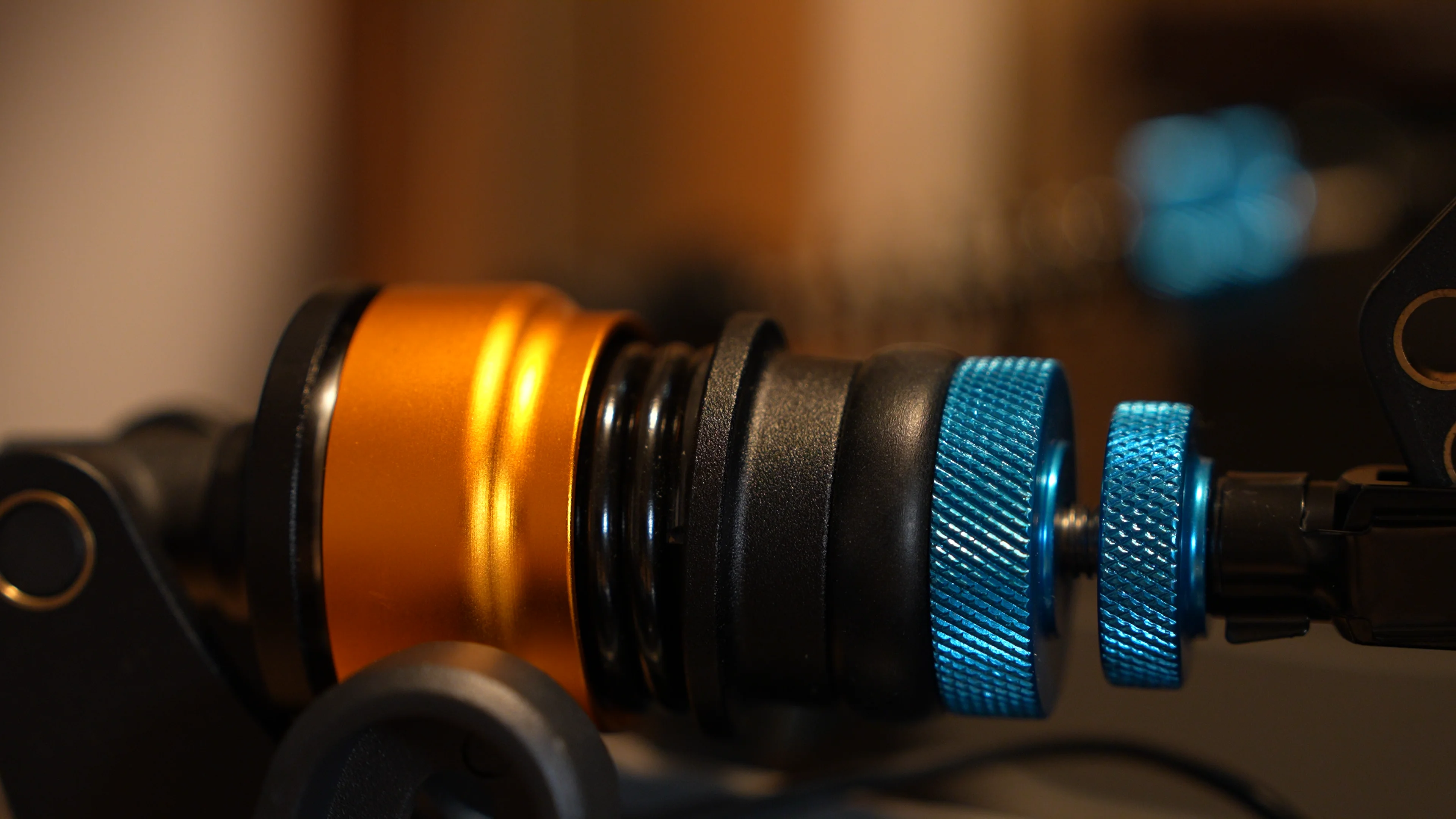 Gros plan sur la bague bleue de précharge et l’élastomère doré