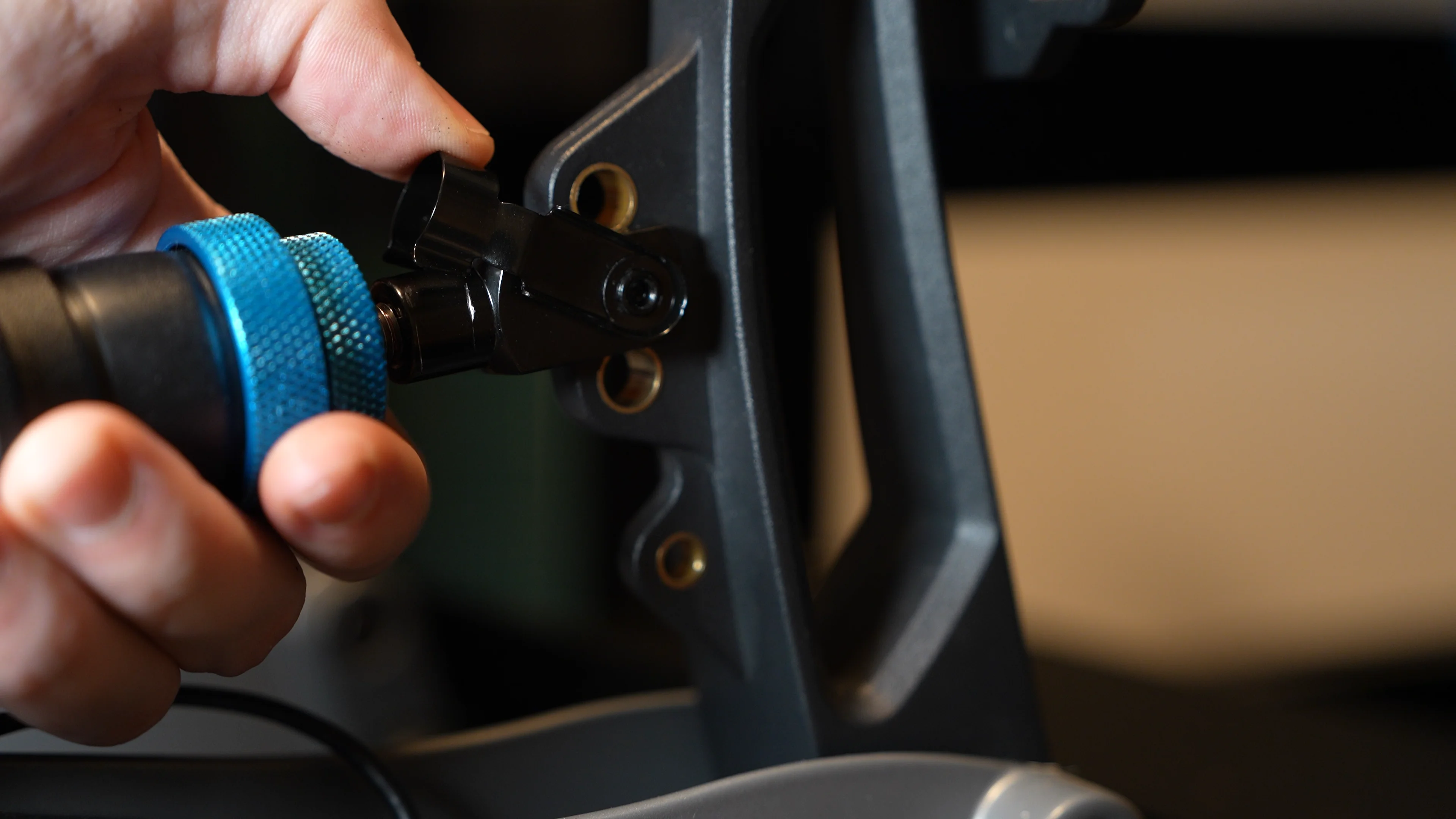 Manipulation de la goupille pour changer l’élastomère