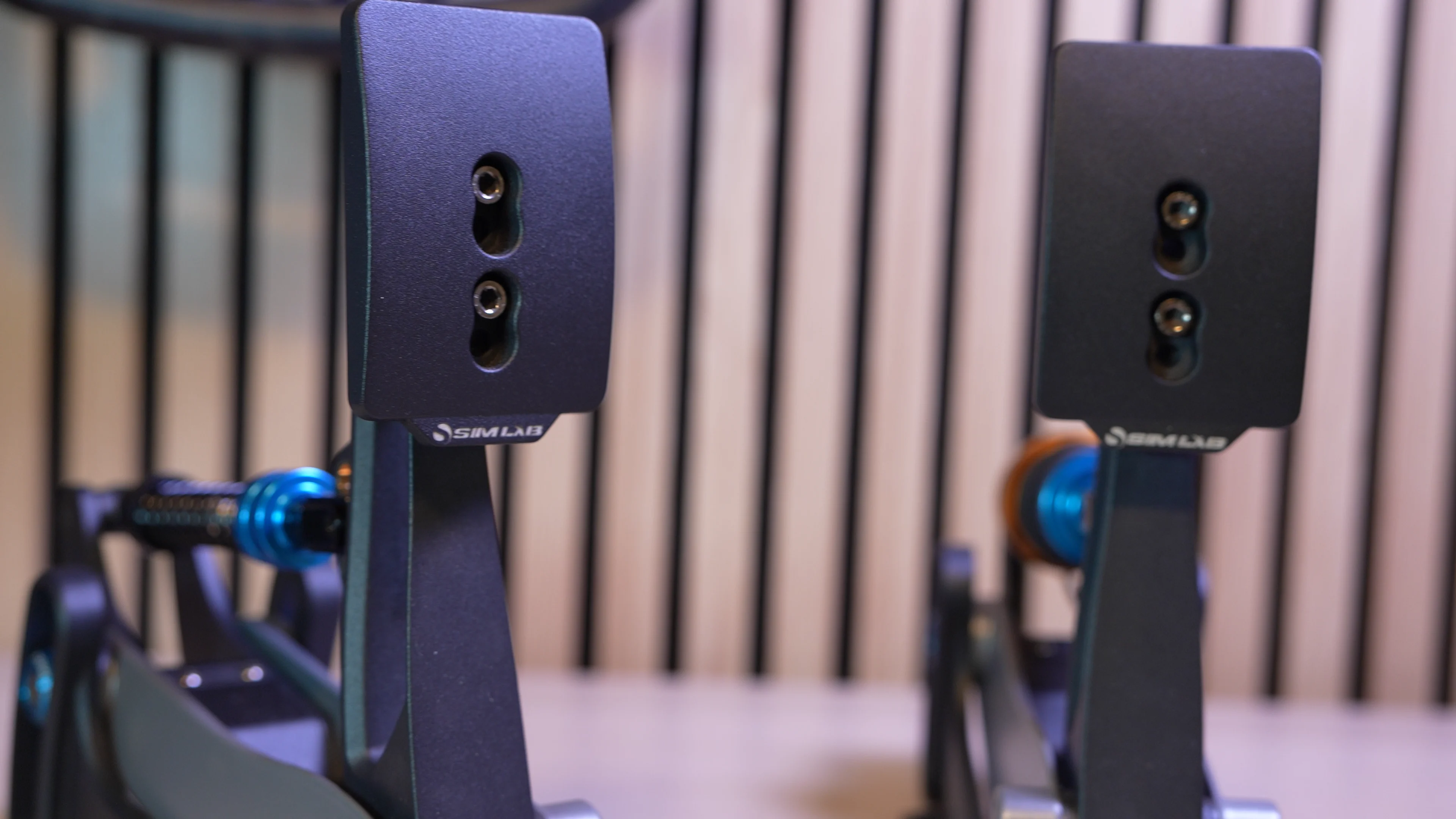 Détail des plaques de pédales avec le logo SimLab gravé