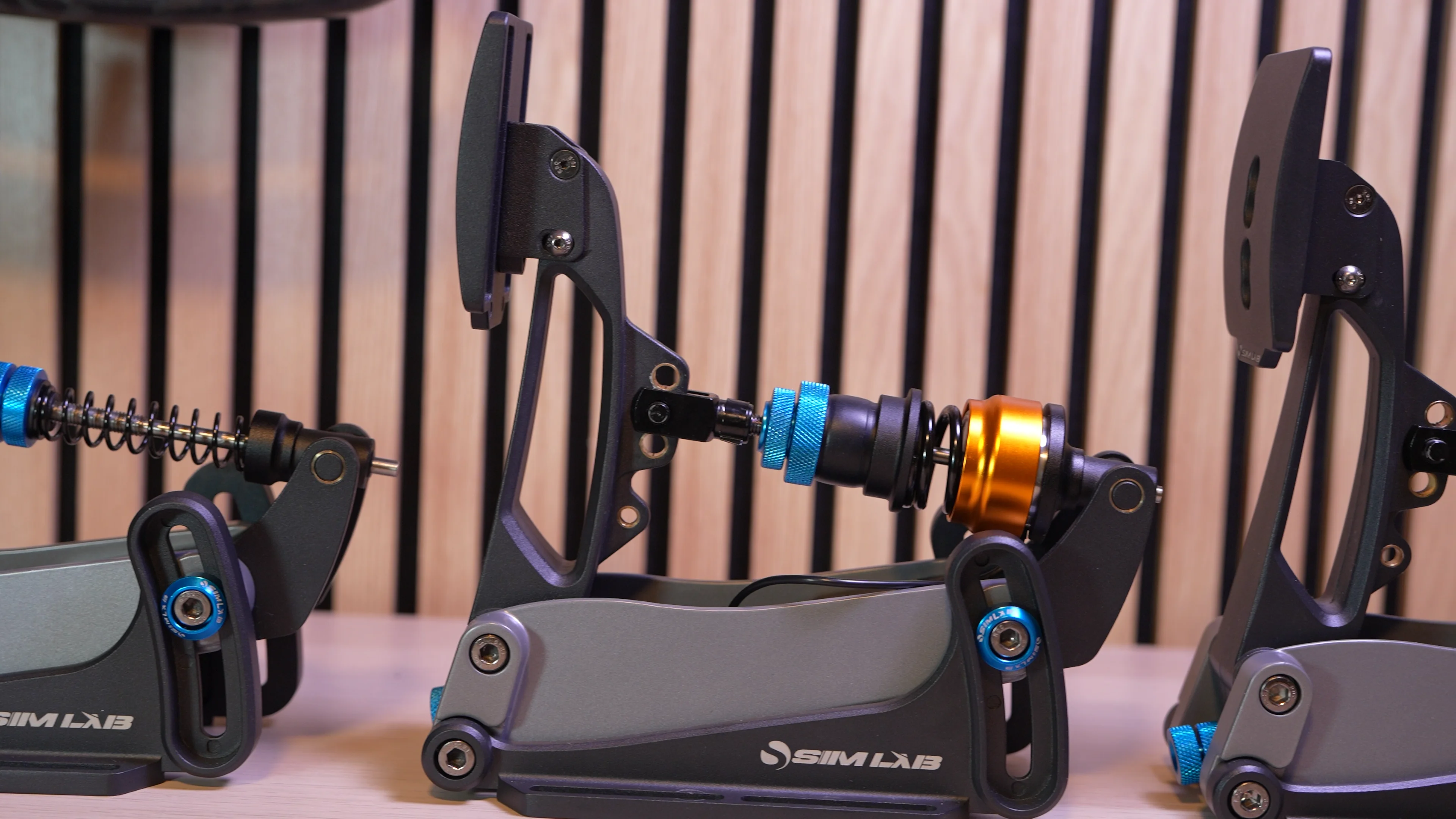 Vue d’ensemble du SimLab XP1. 3 pédales en aluminium CNC anodisé