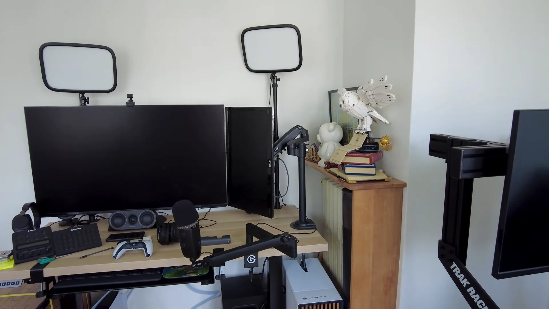 Le bureau et le PC, juste à côté du châssis, qui entre dans le cadre à droite. C'est sur eux qu'un triple écran serait venu empiéter.