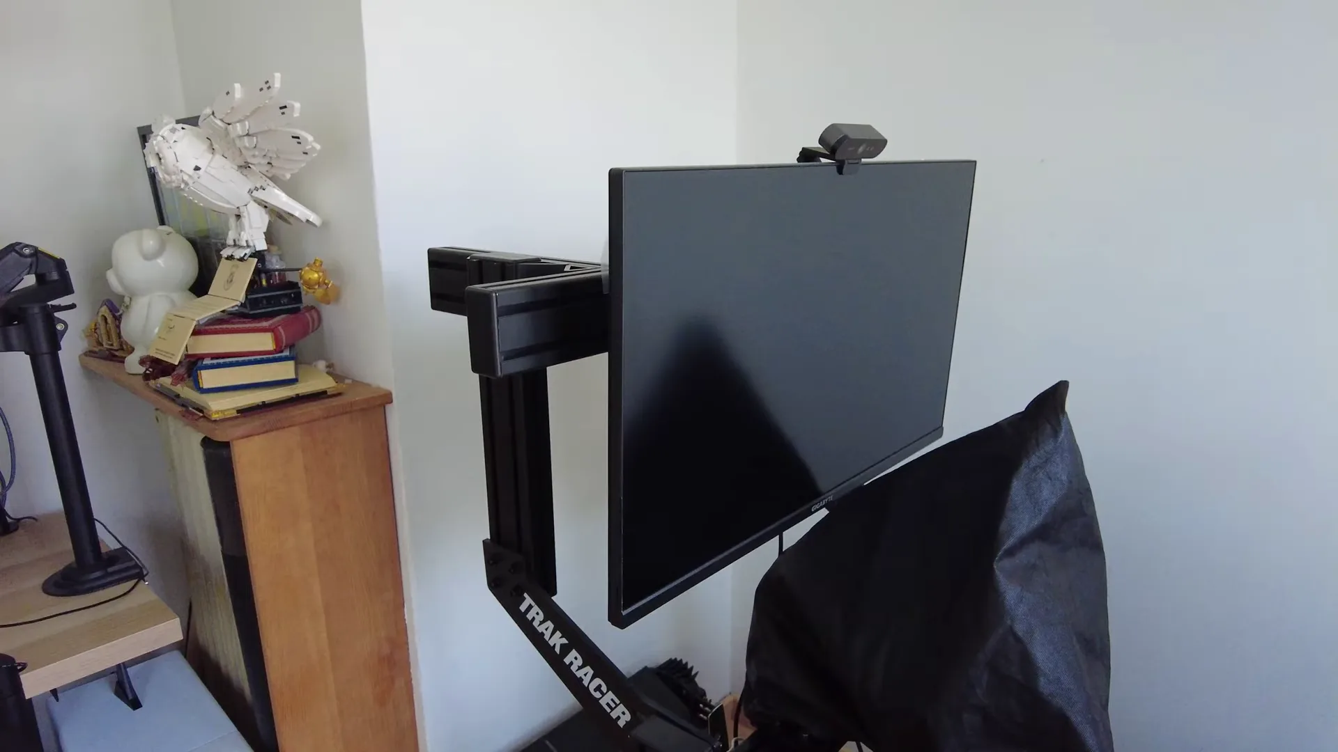 Le support intégré à mon châssis Trak Racer, avec son écran Gigabyte. Il a ensuite porté l'ultrawide, et le Gigabyte est passé au-dessus.