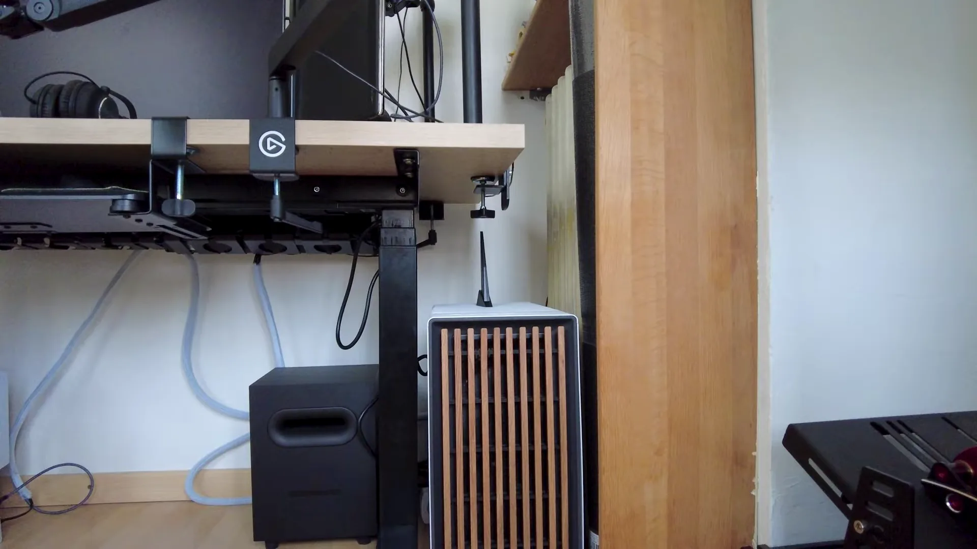 Mon PC, sous le bureau, et le bout du châssis à droite. Avec trois écrans, ce sont trois câbles vidéo à tirer jusqu'à lui, et trois prises de plus.