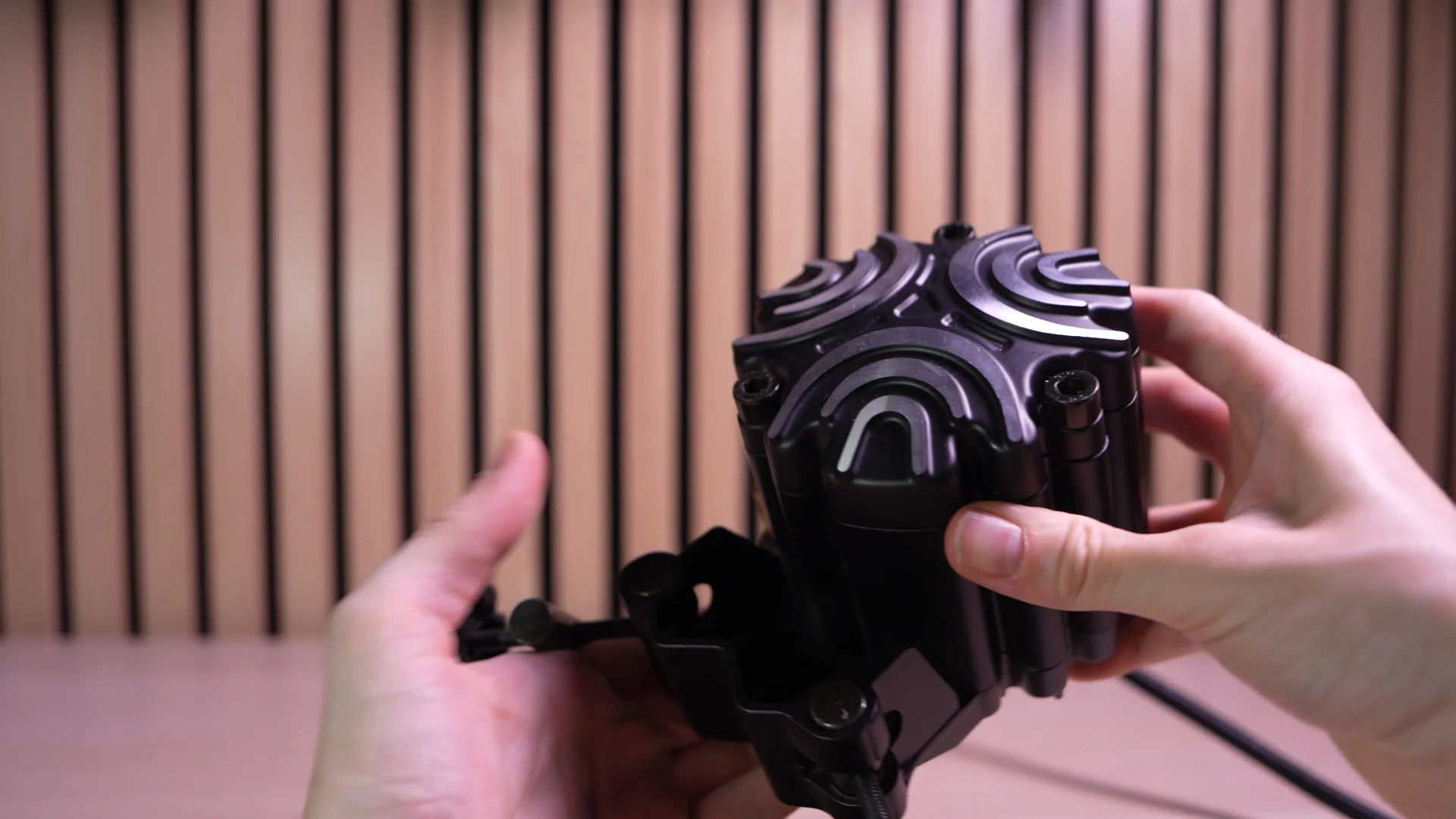 Un ButtKicker : le bass shaker pur, plus puissant mais qui fait vibrer tout le rig.