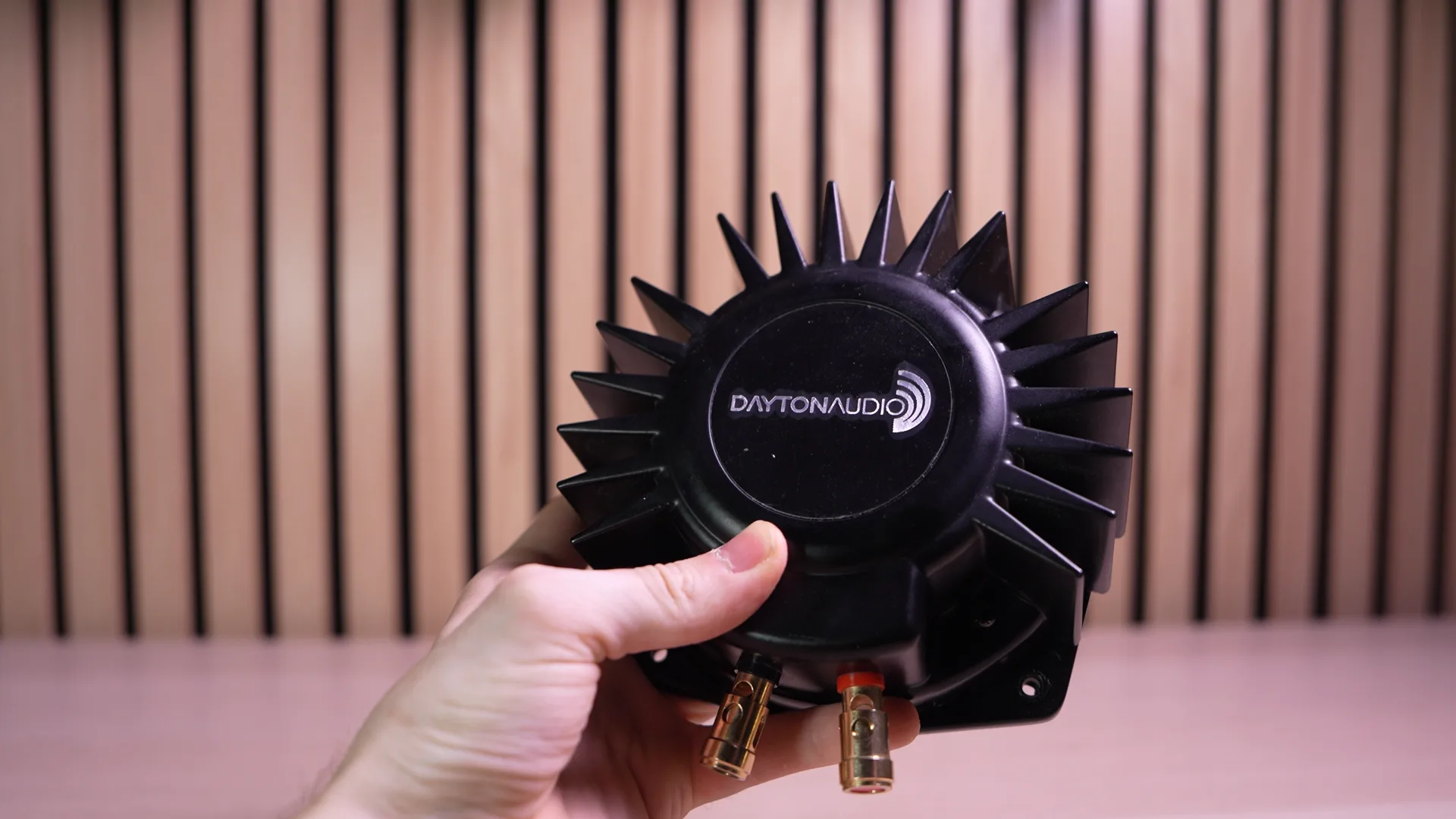 Un bass shaker Dayton Audio : la solution DIY, moins chère mais à monter soi-même.