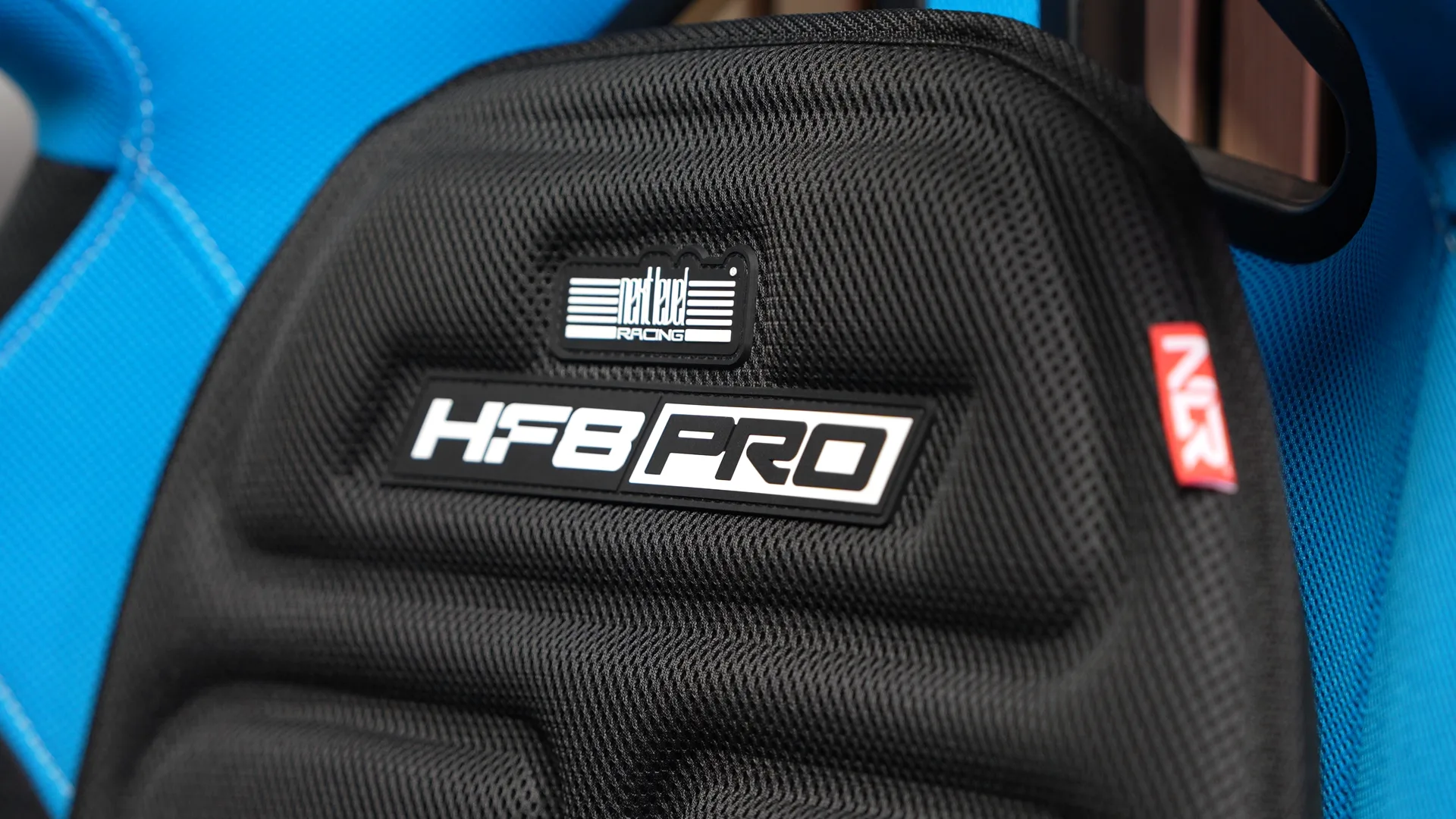 Le HF8 Pro de Next Level Racing : une surcouche haptique posée sur le siège, le concurrent le plus accessible.