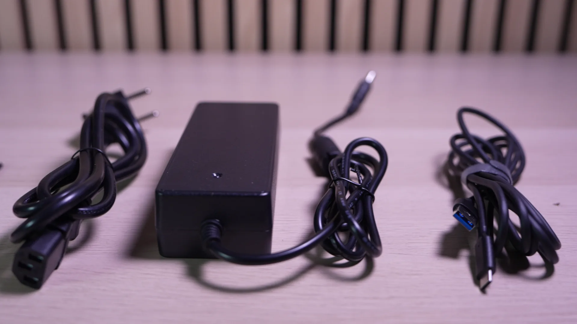 L'alimentation externe (type bloc PC portable) et les câbles fournis.