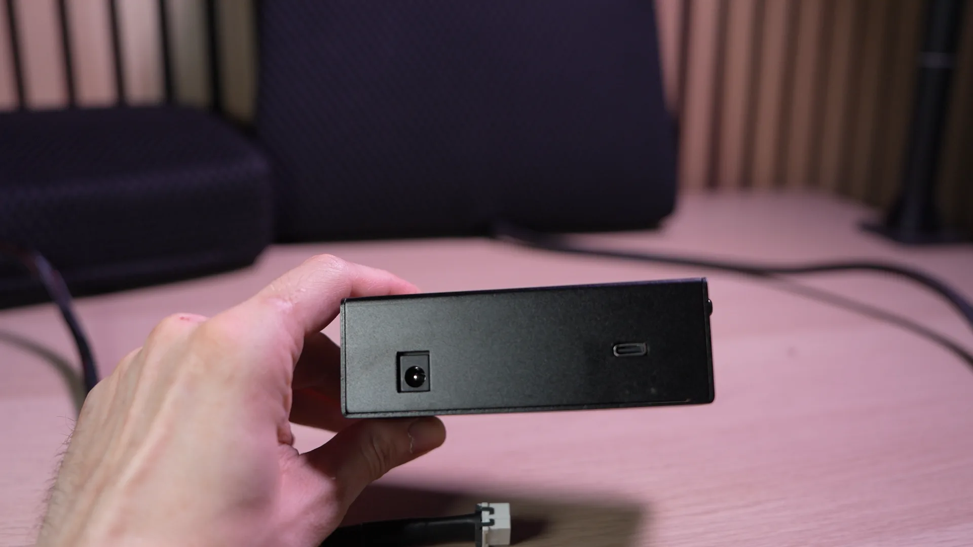 L'arrière du boîtier : une entrée alimentation, un port USB-C vers le PC, et c'est tout.