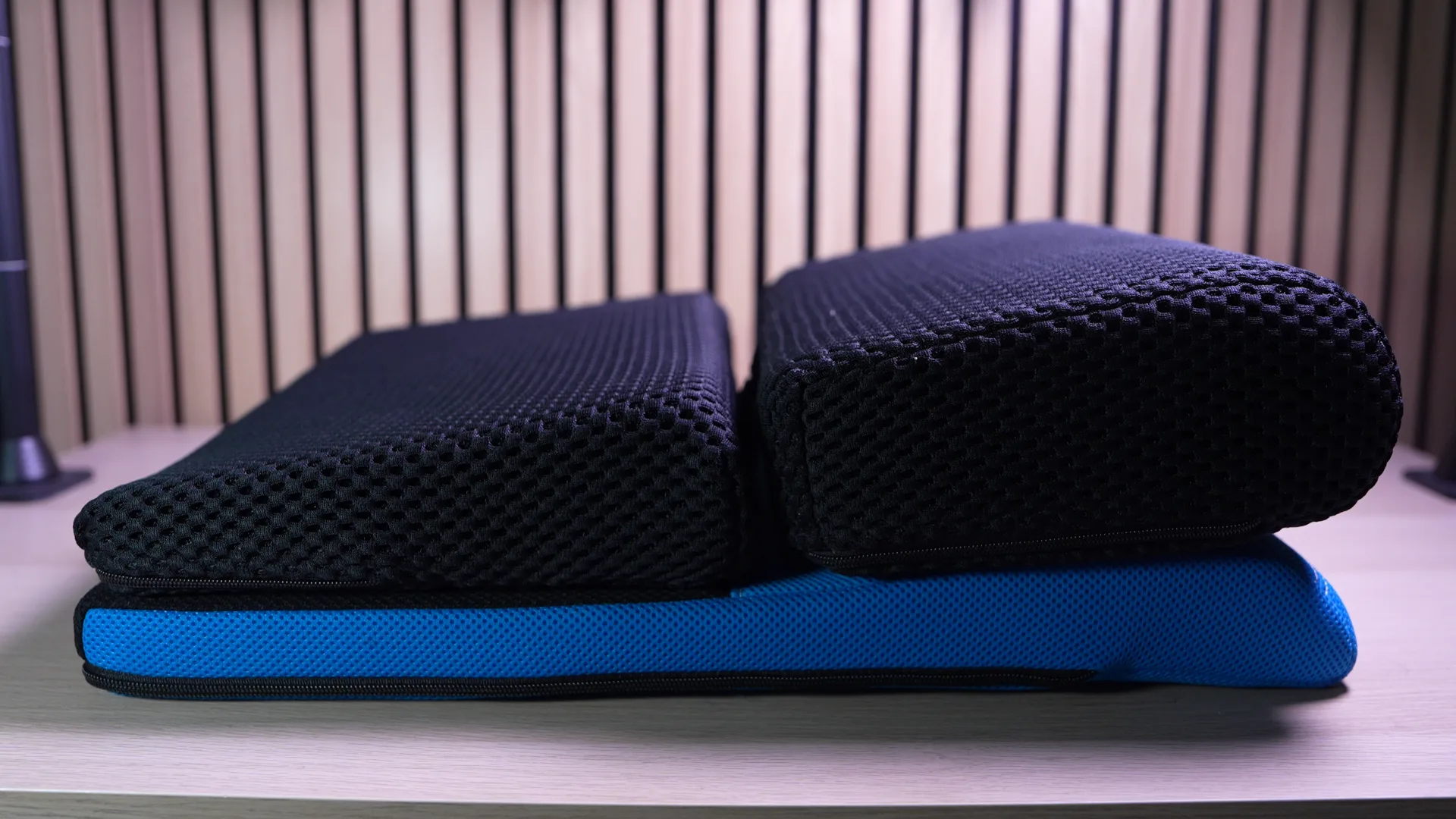 Les coussins haptiques (noir) posés sur les coussins de comblement (bleu) : tout ce qui vient remplacer vos mousses.
