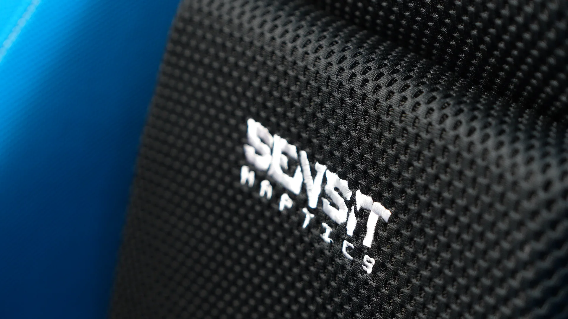 Le logo Sensit Haptics brodé sur le mesh : finition soignée.