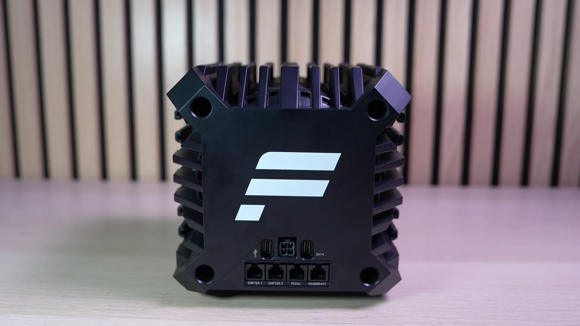 Toute la connectique est à l'arrière. Un détail à connaître : d'après Fanatec, la prise SHIFTER 2 n'accepte qu'un shifter séquentiel.