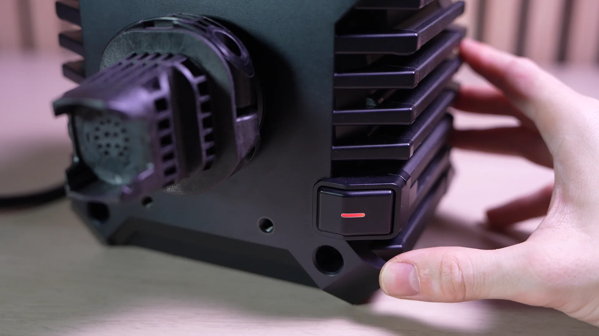 Ce voyant pourra en gêner certains, mais il sert : rouge, la base est en mode PC. Jaune pour le mode compatibilité sur PC, vert pour la Xbox, selon le manuel.