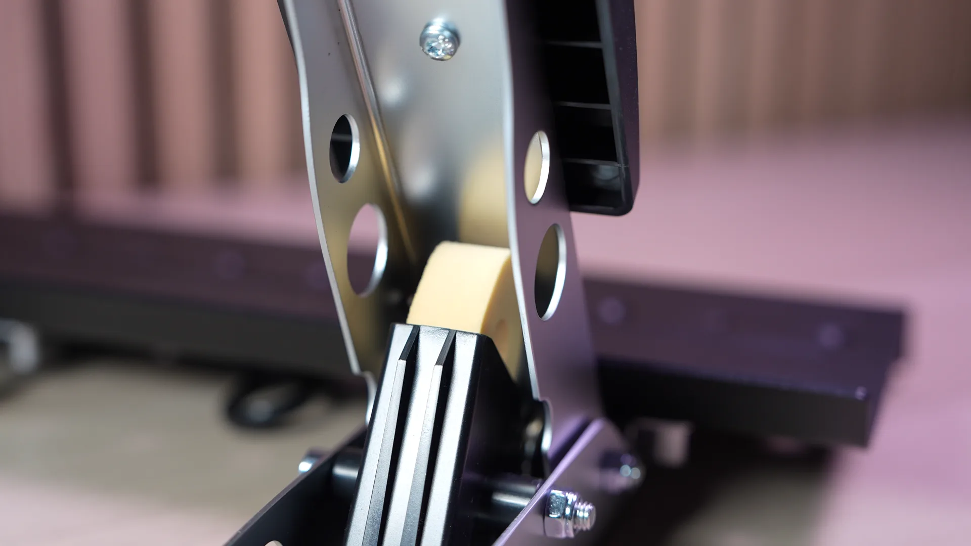 C'est cette mousse, en polyuréthane d'après Fanatec, qui fait durcir le frein, avec un ressort. Pas de load cell ici, et ça se sent.