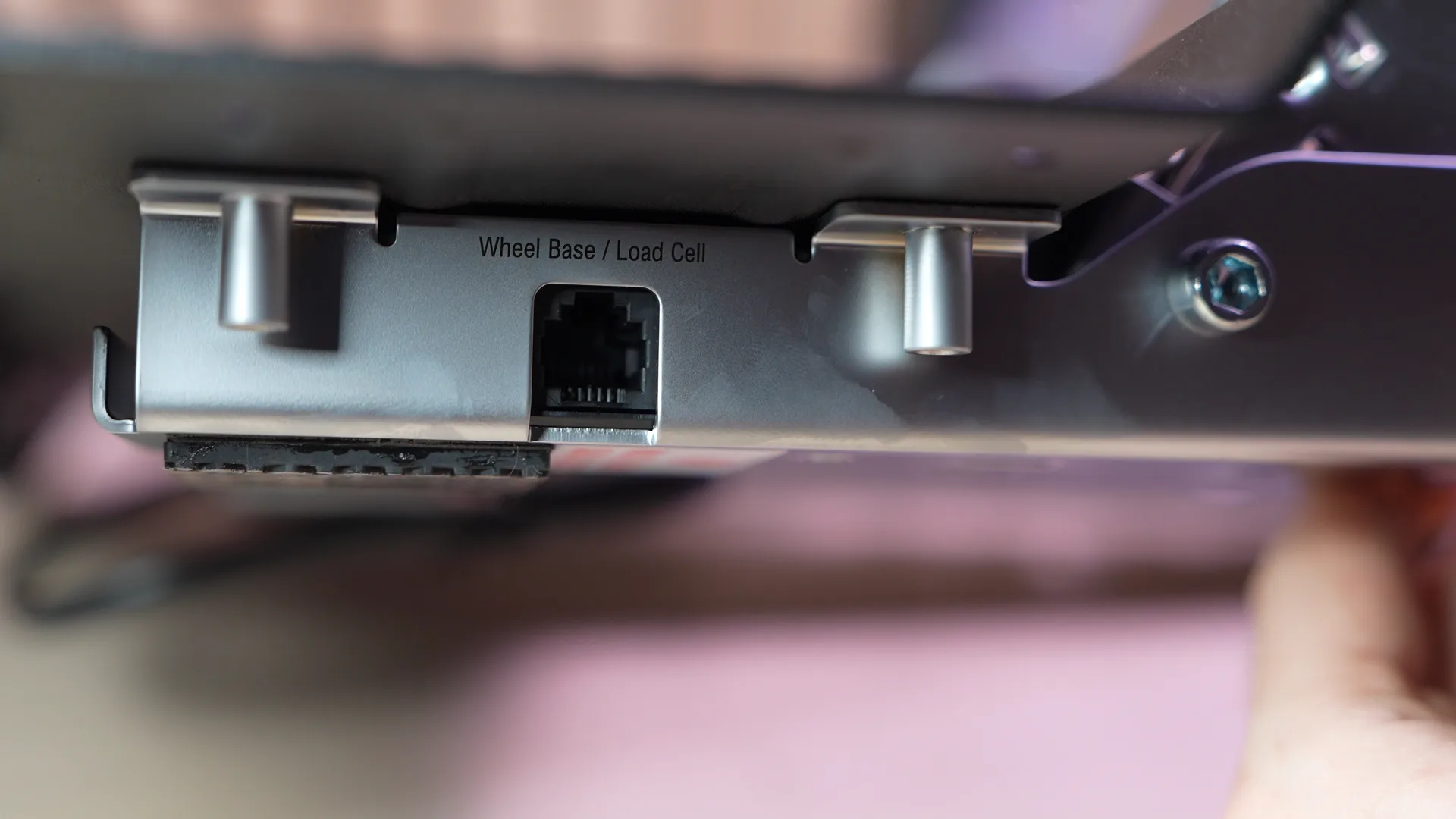 Le pédalier se branche sur la base par cette prise, en RJ12. En USB direct sur un PC, il faut un adaptateur vendu à part ou le kit load cell.