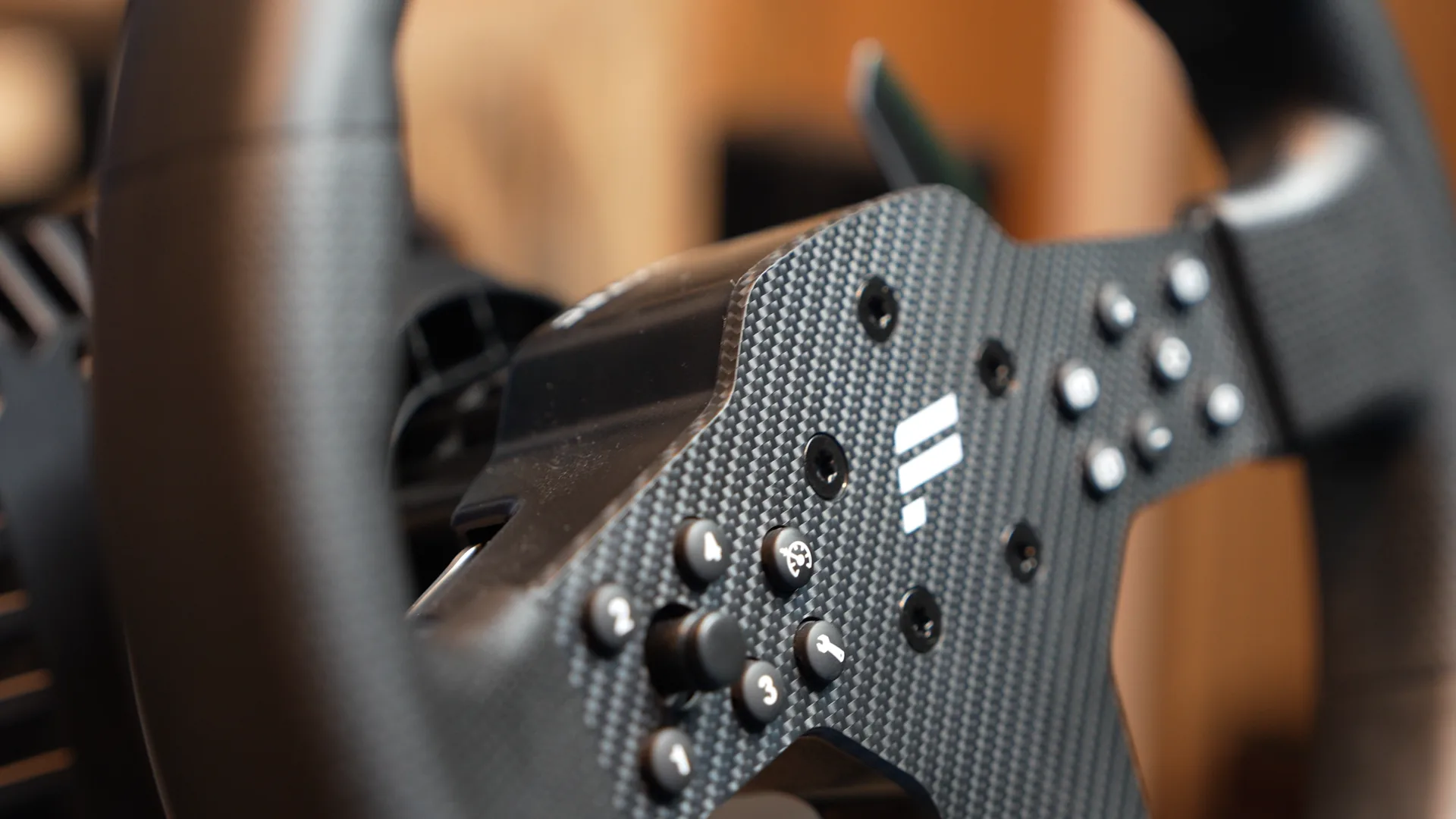 De près, ces boutons en plastique ont tout de ceux d'une manette. Sur ce volant, le prix se voit.