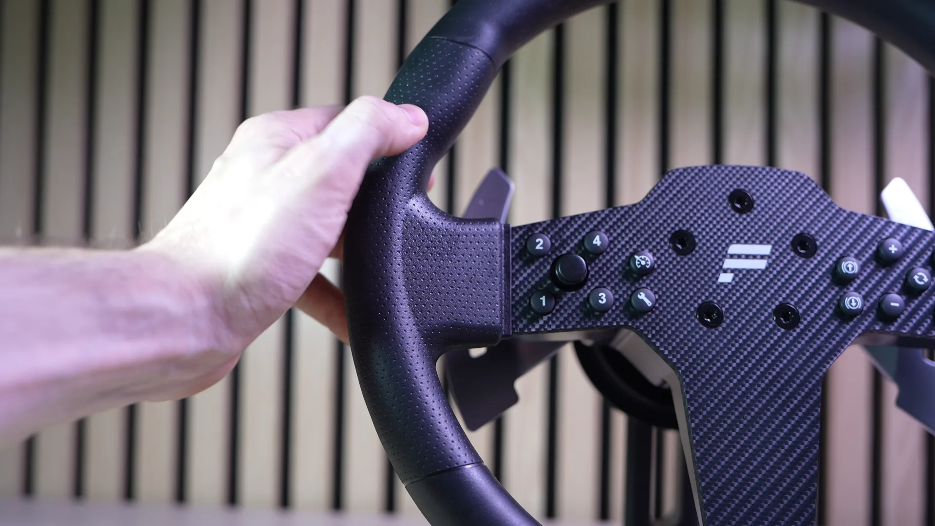 Sous la main, la jante a un grain pointillé : une sorte de gomme, caoutchoutée d'après Fanatec, mais pas du cuir.