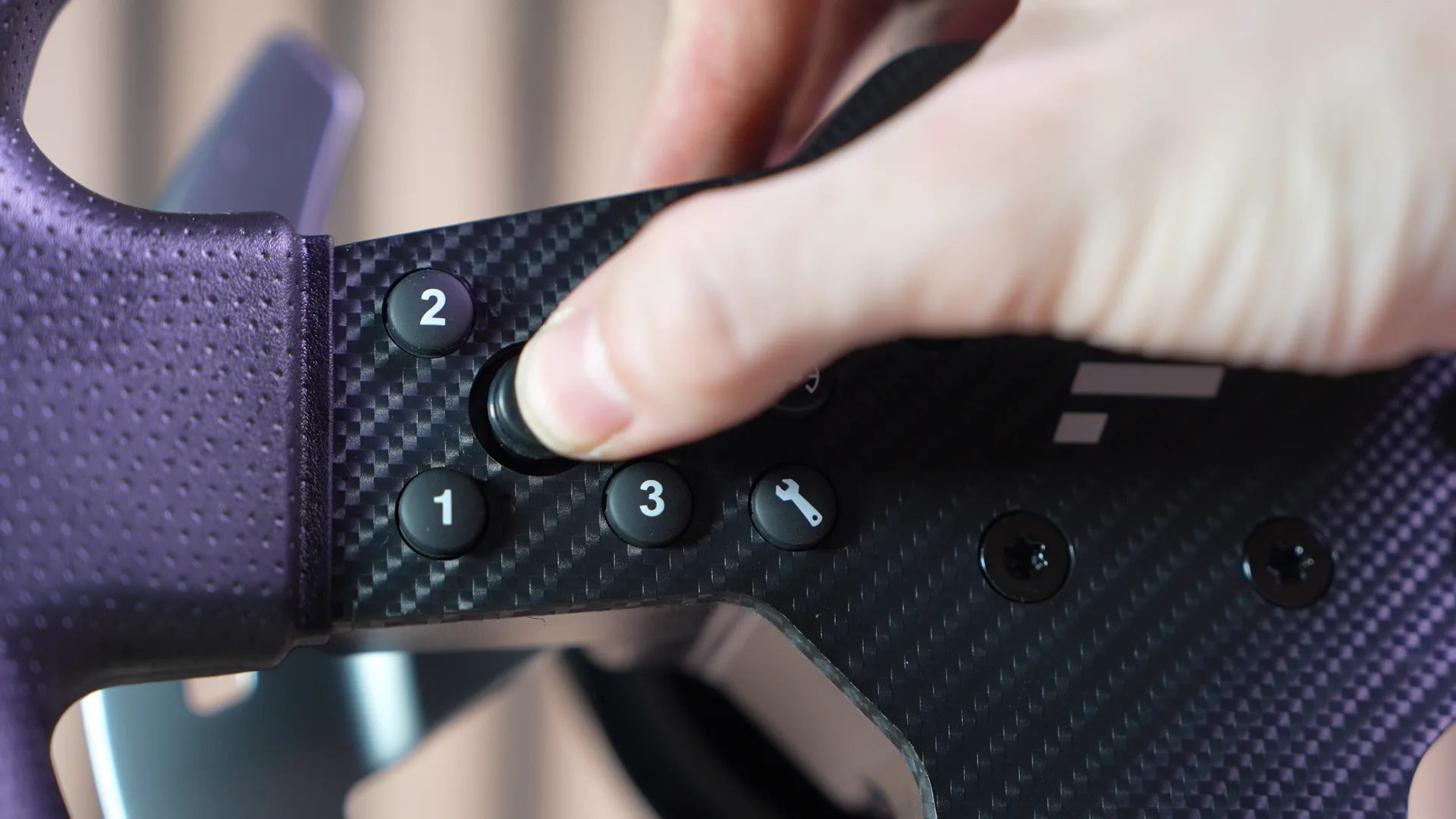 Ce stick se pousse dans quatre directions et s'enfonce, mais il ne tourne pas. Sans funky switch ni molette, c'est mon plus gros reproche au P1 V2.