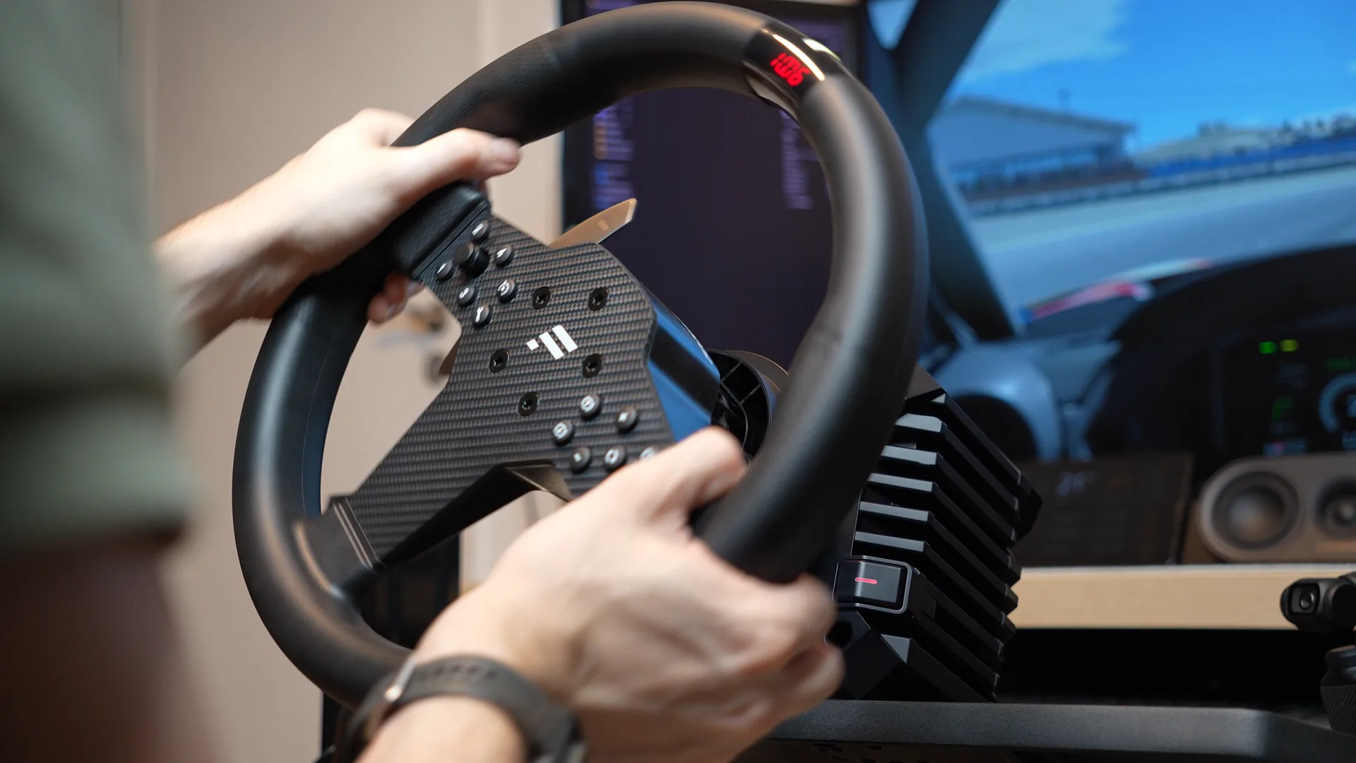 Sur iRacing, je trouve le retour de force assez sympa. Il reste léger, normal pour 8 Nm, mais on sent encore un peu les aspérités de la piste et quelques bosses.