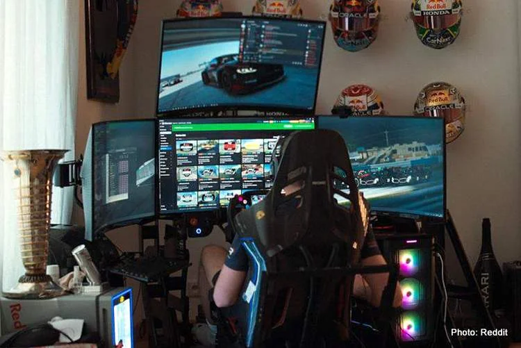 Le setup maison de Verstappen — triple screen, Playseat, et câbles partout