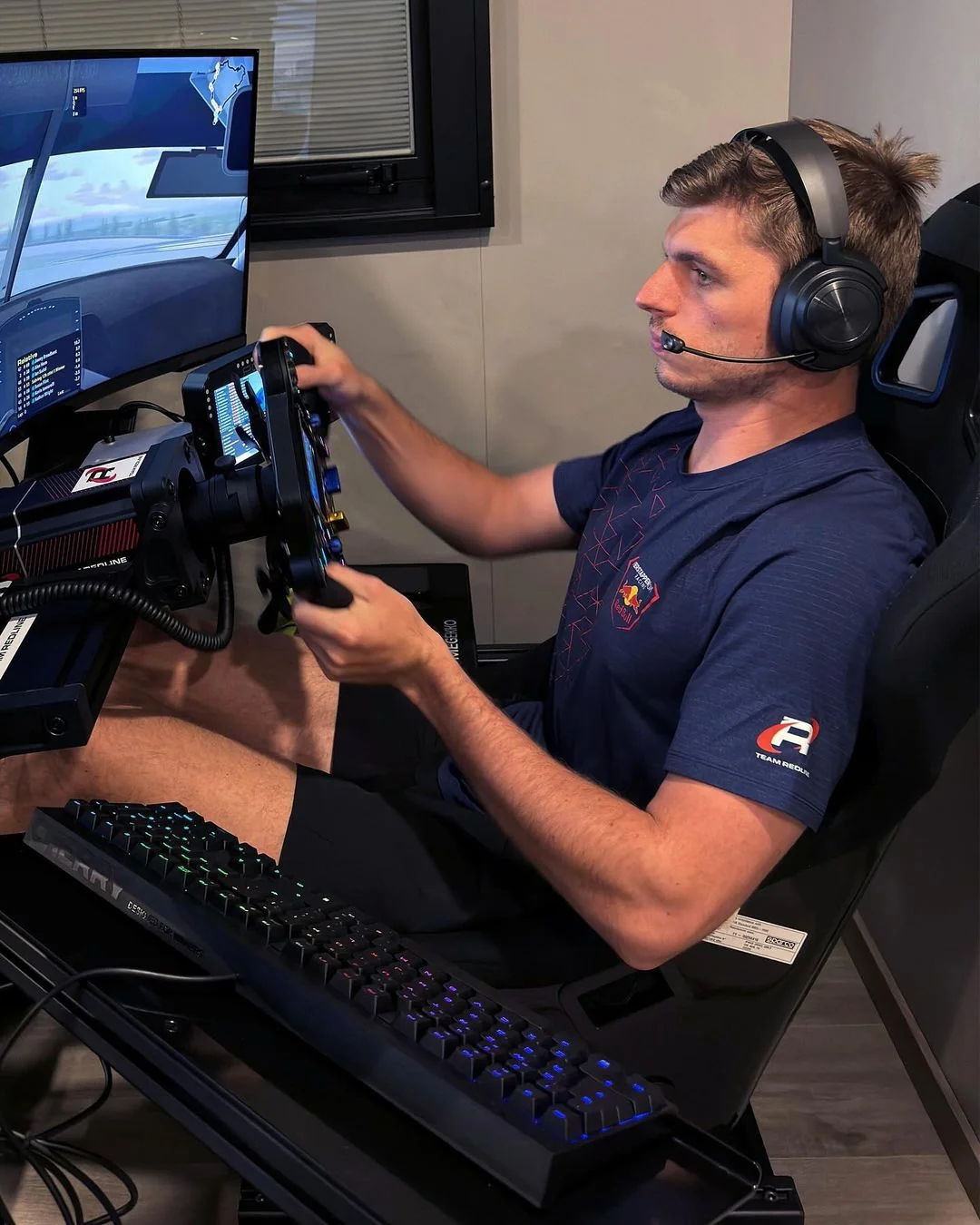 Le setup mobile de Verstappen — Simucube + Ascher Artura + Simlab P1X Pro